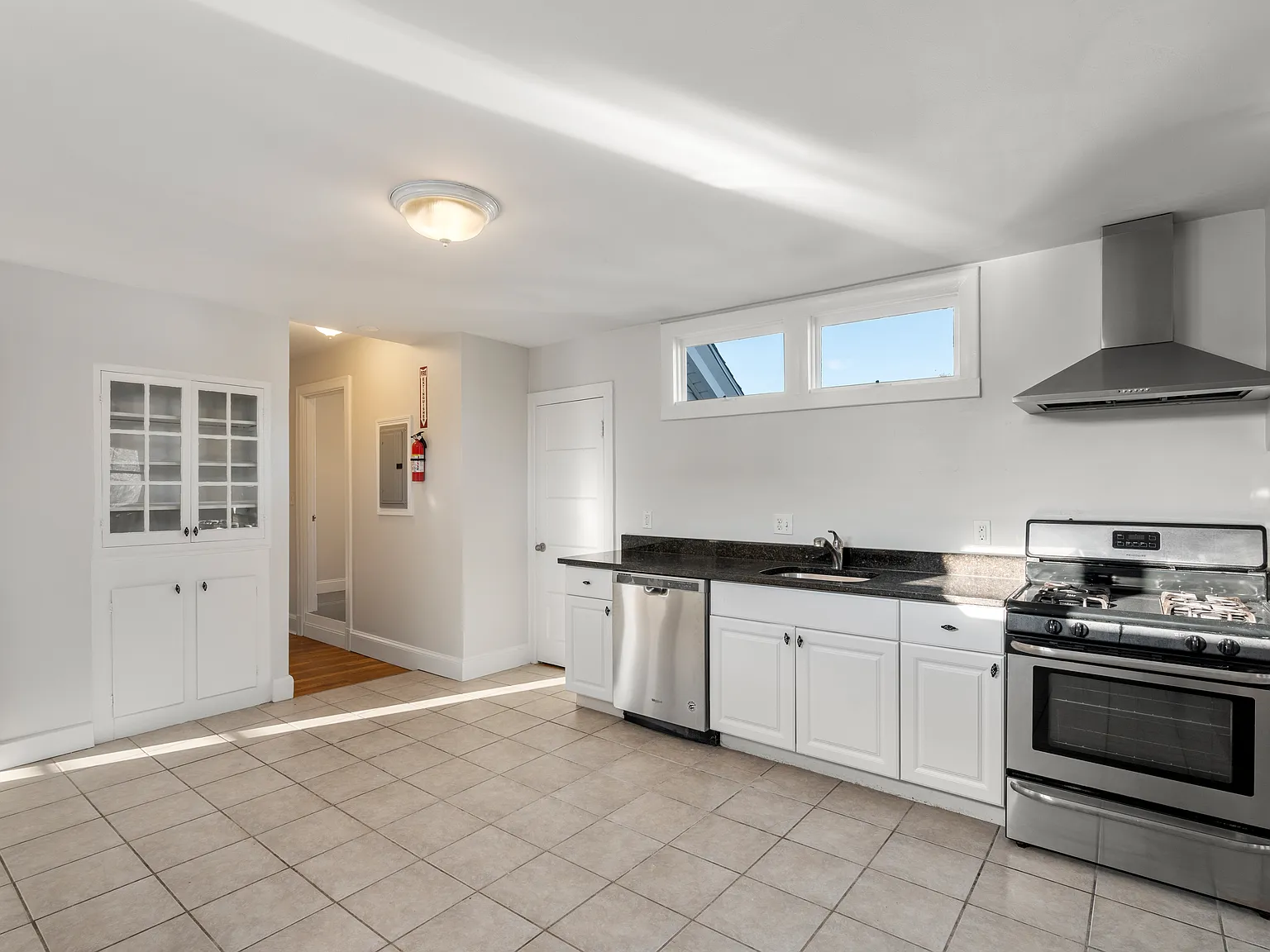 3 bed, 1400 sqft, $3,350 — Photo 4