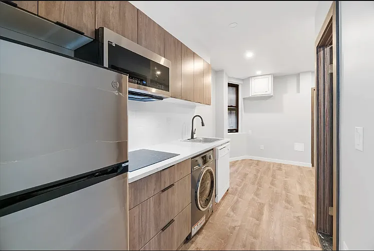 437 W 46th St #5RE — Photo 4