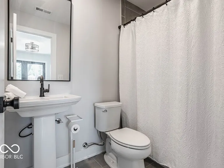 1561 N College Ave — Photo 16