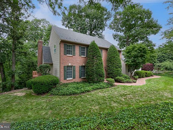 3rd image of 1 Warren Cir