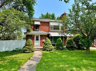 2082 Vernier Rd, Grosse Pointe Woods, MI 48236