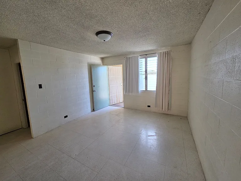 2568 Date St — Photo 2