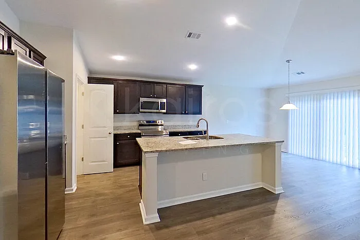 3 bed, 2.0 bath, 1733 sqft, $2,025 — Photo 4