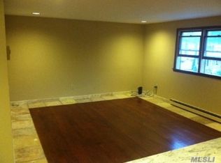 8 Cortelyou St W, Huntingtn Sta, NY 11746