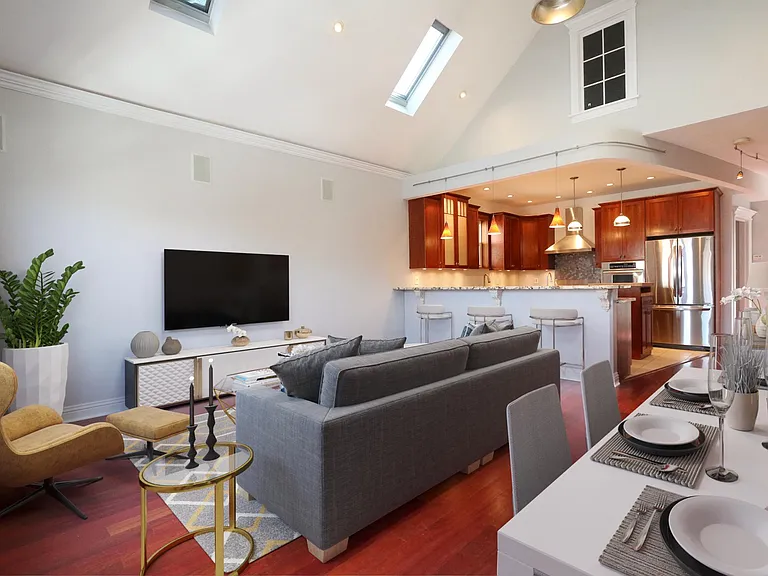 2131 W 18th St #2 — Photo 5