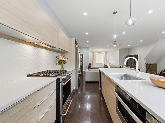 3rd image of 534 N Hermitage Ave #1