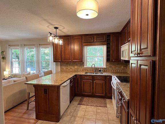3rd image of 2305 Gladstone Dr NE