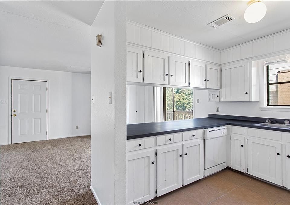 1st image of 1006 Autumn Cir #C