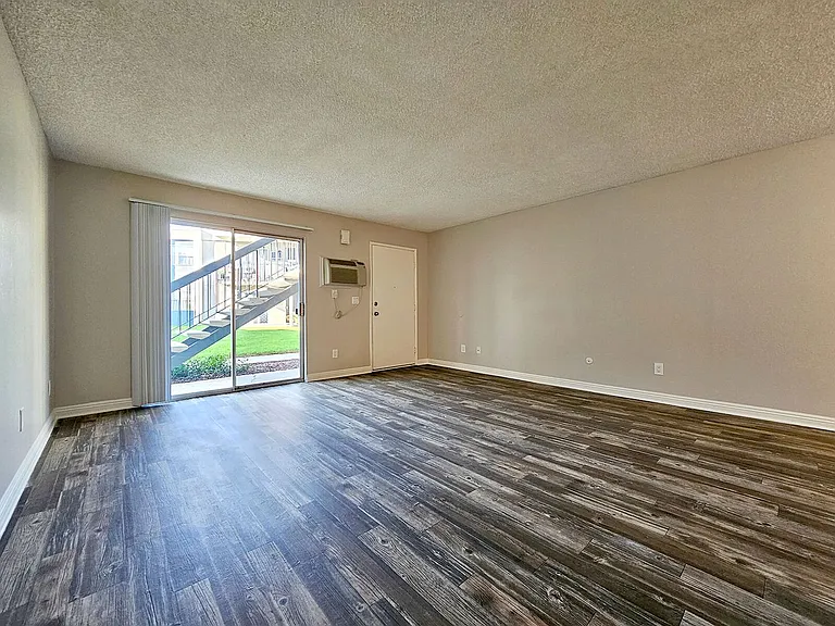Sandalwood Apartments — Photo 24