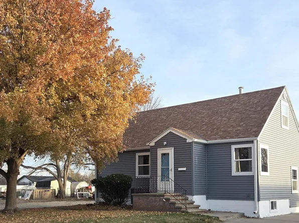 617 E 9th St, Cozad, NE 69130