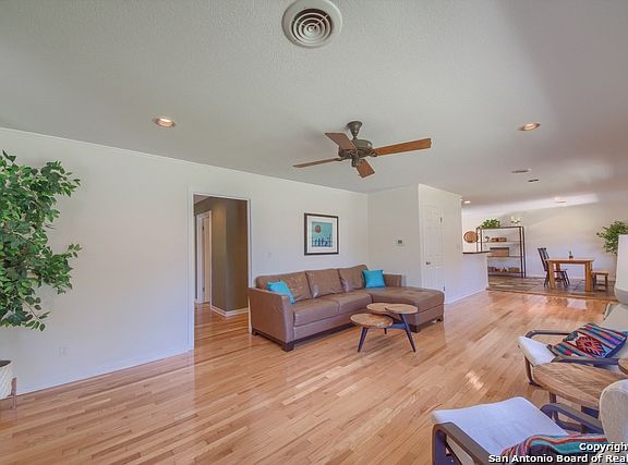 3rd image of 915 Canyon Dr