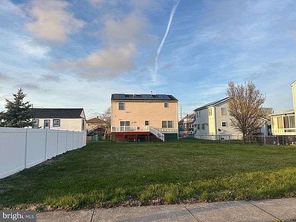 2nd image of 1421 W Riverside Dr