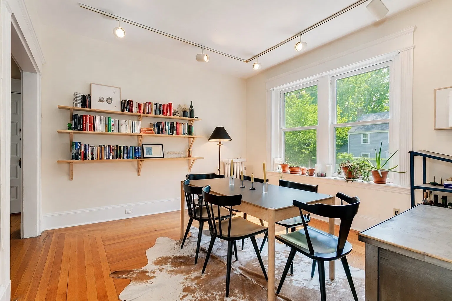 3 bed, 1.0 bath, 1256 sqft, $4,200 — Photo 4