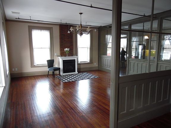 3rd image of 401 W Main St
