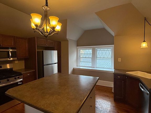 3rd image of 409 Grand St Floor 3