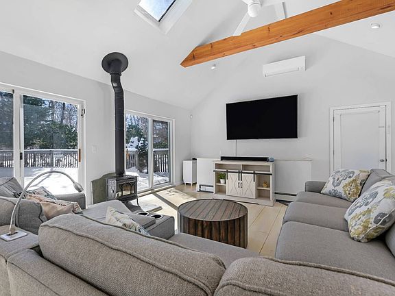 4th image of 4 Winterberry Ln