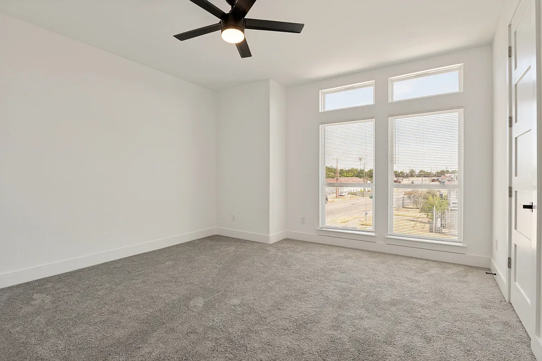 3 bed, 2.5 bath, 3894 sqft, $2,800 — Photo 3