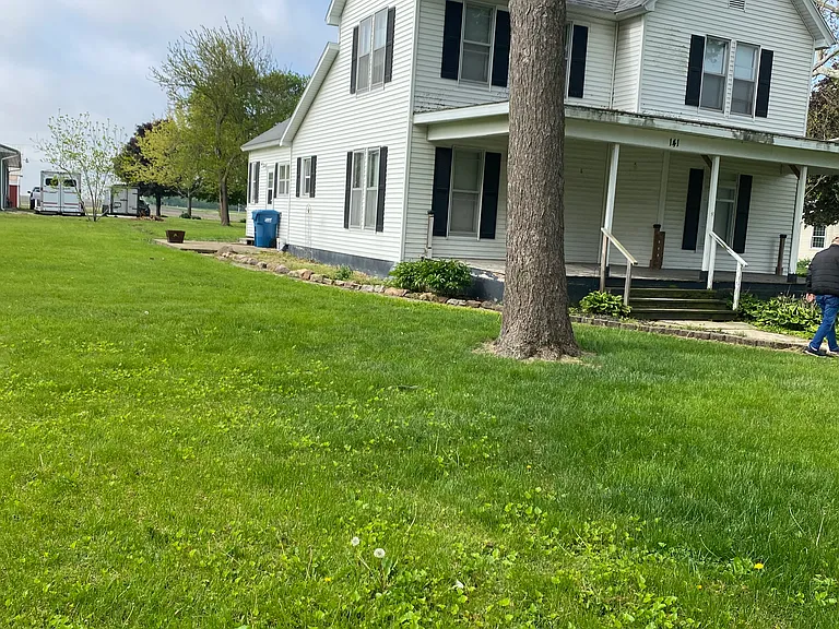 141 E South St — Photo 2