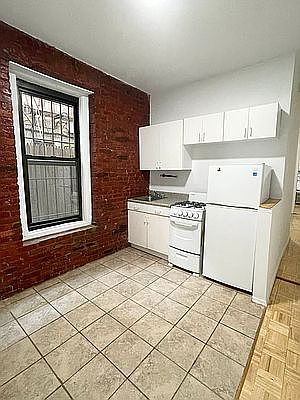 4th image of 171 Thompson St APT 3
