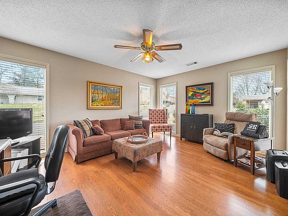 4th image of 111 Twinpines St