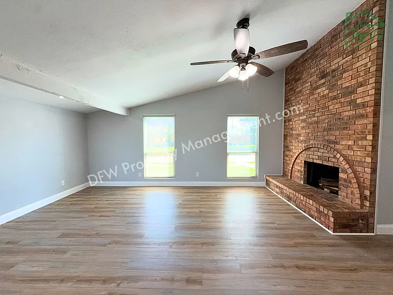 8917 Vernon Dr — Photo 2