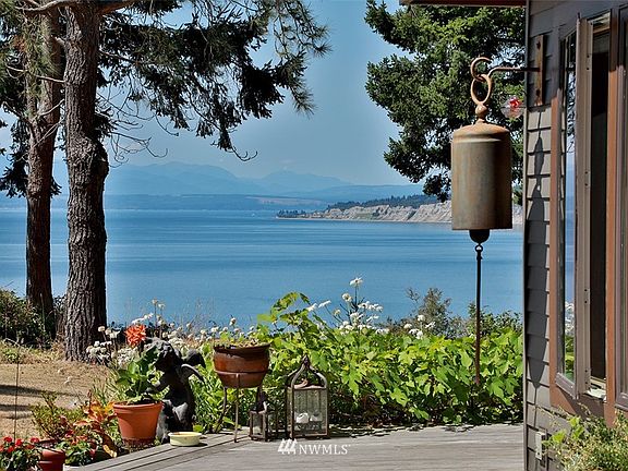 Come and stay awhile. Take in the stunning western views of The Puget Sound with the backdrop of The Olympics. Slow down enough to notice all the creations of beauty here, a place where nature and art live together as home.
