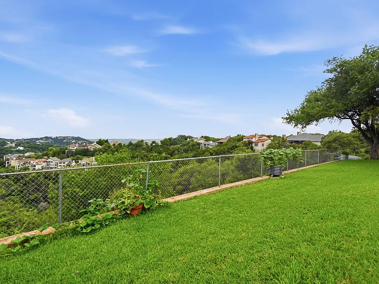 4805 Greystone Dr — Photo 30