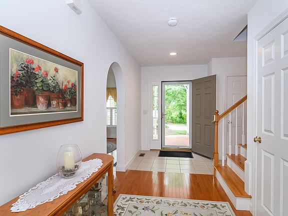 3rd image of 6 Hollyhock Knoll Court