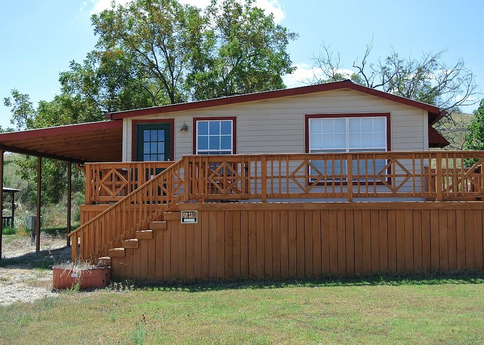 Front of home with great de