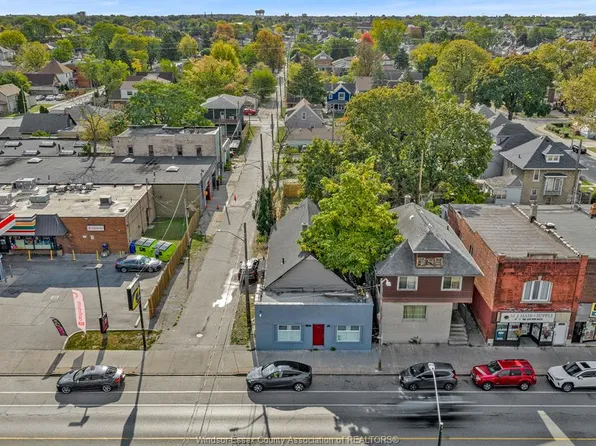 939 Wyandotte St E, Windsor, ON N9A 3K1