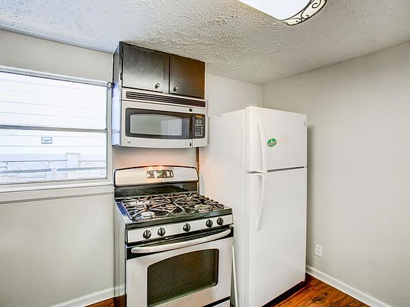 5th image of 1131 Louise St #1