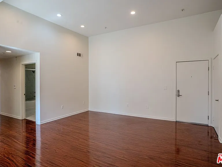 12132 Hart St #301 — Photo 4