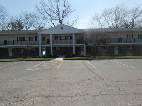 42563 Plymouth Hollow Dr, Plymouth, MI 48170