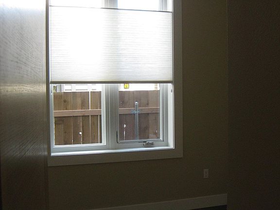 2nd bedroom with ceiling fan.