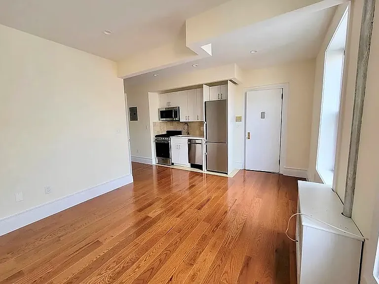 204 W 10th St #91 — Photo 2