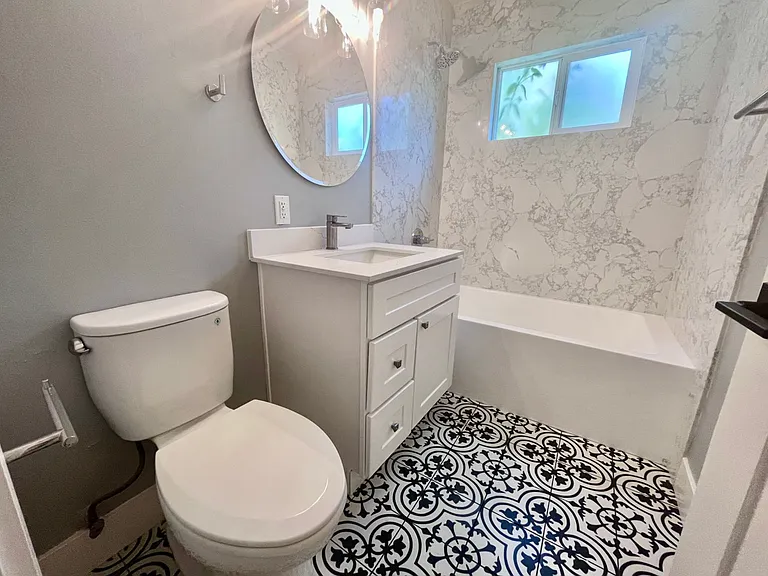 982 Ravenscourt Ave #2 — Photo 5