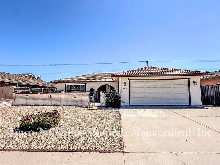 732 La Mesa Dr — Photo 1