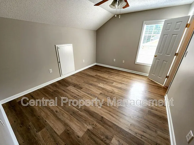 303 Rexford Dr — Photo 20