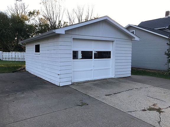 1 1/2 car insulated garage