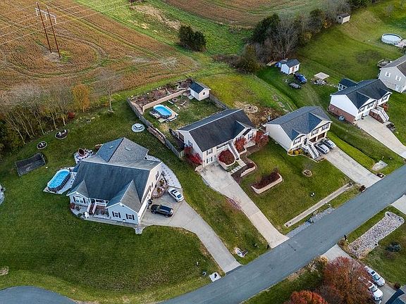 3rd image of 135 Falcon Ln