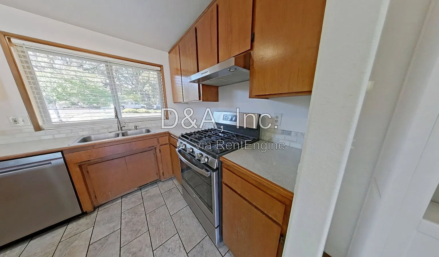 3 bed, 2.0 bath, 1175 sqft, $2,595 — Photo 4