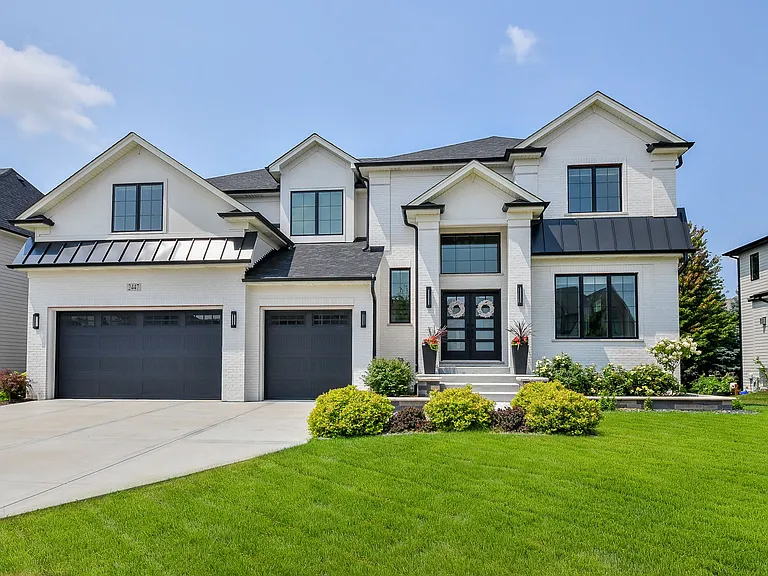 2447 Sharon Ct — Photo 1