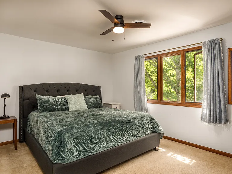 King bed room w/ large closet