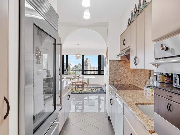 4th image of 240 E 47th St APT 30C