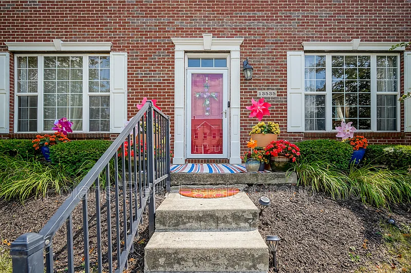 2 bed, 2.0 bath, 2465 sqft, $1,995 — Photo 3