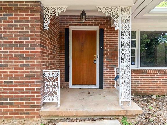 5th image of 668 Lynn Cir SW