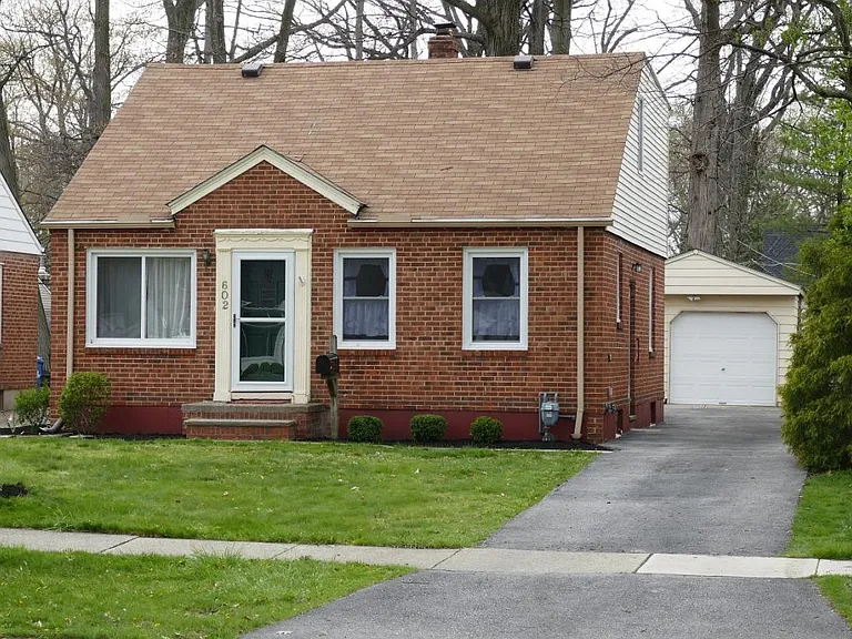 602 Huntmere Dr — Photo 3
