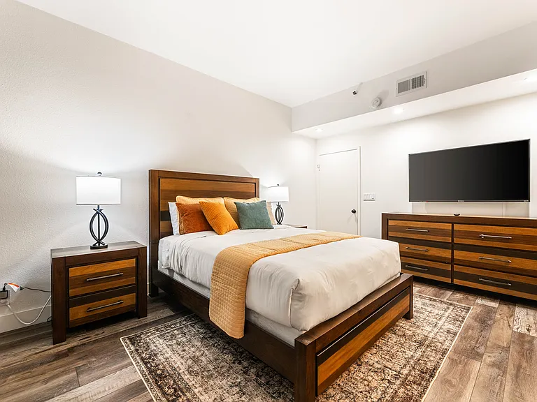 600 W 9th St #115 — Photo 33
