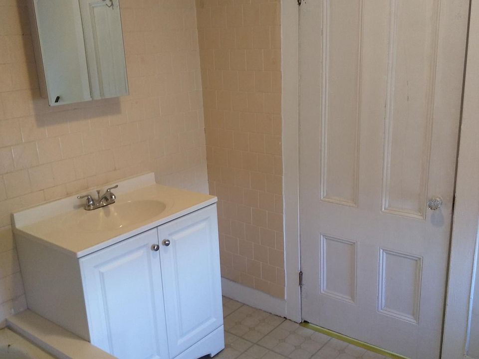 2nd image of 201 Lewis St #3