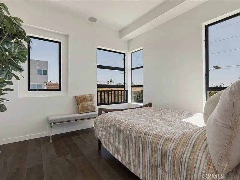 1301 Tamarind Ave — Photo 20
